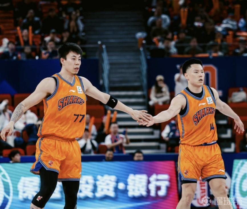 媒体人:上海今夏10人合同到期,剩余两个顶薪或给张镇麟和李弘权